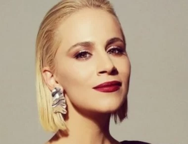 Νάντια Μπουλέ: Ποζάρει με μαγιό και δείχνει το καλλίγραμμο κορμί της (φωτο)